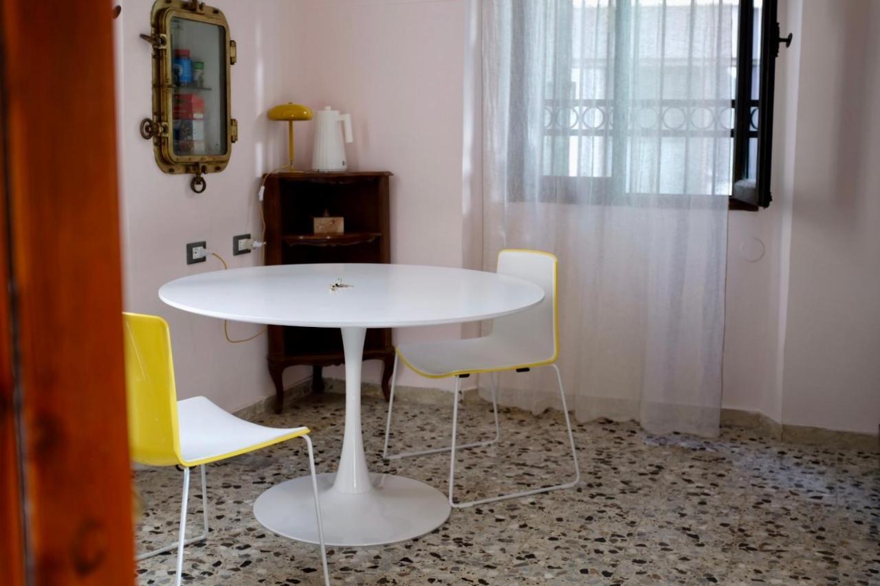 Venetian pink apartment in Dorsoduro Buitenkant foto